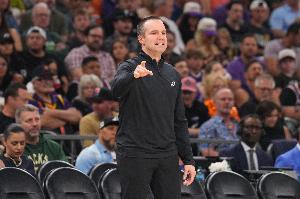 奥特：大家都在为季后赛冲刺对抗很凶狠 我们必须适应这种节奏