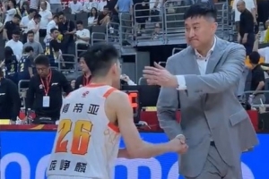 备受尊重！江苏双外援、庞峥麟、刘正清赛后专门找杜锋握手致意