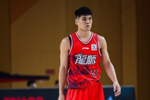 媒体人：陈国豪因为“回避条款”今晚无法出战对阵北控的比赛