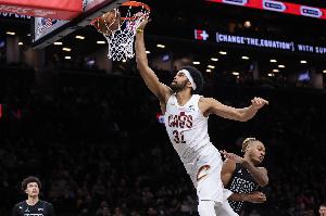 艾顿咋不防我？阿伦首节5中4得到8分3篮板 招牌勾手弹无虚发