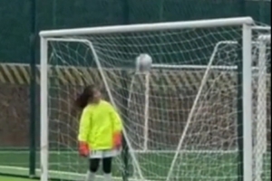 2秒延迟进球！成都小学生足球赛，横梁反弹砸中门将脑袋入网