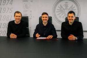 留队！官方：33岁格策与法兰克福完成续约，新合同2028年到期