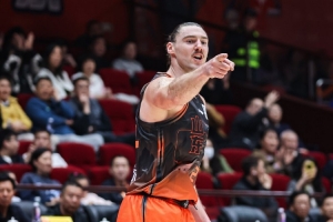 还是很给力！山东外援斯蒂尔半场6中5拿到15分4板 罚球4中4