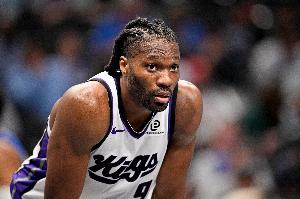 大号两双！阿丘瓦19中12砍下28分19板 正负值+22