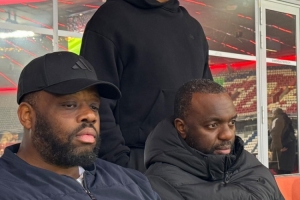 大佬助阵！孔帕尼、赫内斯、埃贝尔等人现场观战拜仁女足VS曼联