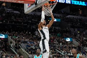 文班亚马成为NBA历史连续两场砍至少40分10板的最年轻球员