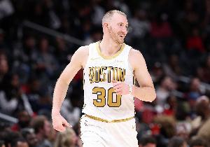 手感回暖！豪泽半场8中6得到球队第二高17分 其中三分7中5