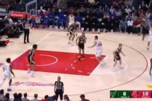 连珠炮！谢泼德外线开火连中2记三分 率火箭扩大领先