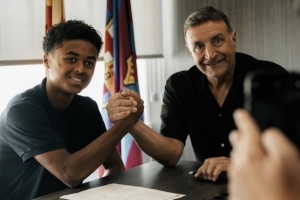 每体：巴萨希望续约克鲁伊维特之子肖恩，提供直到2029年的合同