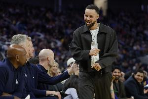 勇士官方：库里右膝恢复持续取得良好进展 本周末重新评估