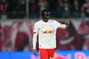 记者：扬·迪奥曼德肩膀伤势无碍，预计可以出战不莱梅