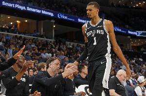 文班：我看了很多罗德曼在公牛的集锦 像他这样的球员不复存在了