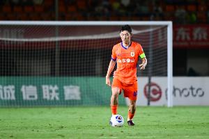 记者：泰山队对阵大连英博赛前，宿茂臻和史松宸出席发布会