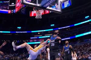 比塔泽身后拉拽兰代尔致其膝盖着地！冲突中裁判为保护球员倒地