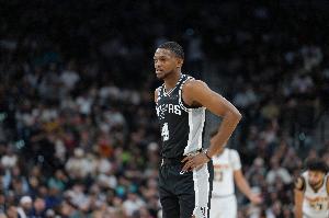 哈珀：福克斯一直帮助年轻人 能传球组织掌控节奏对球队非常有益