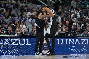 米奇：没有文班的马刺尺寸偏小 球队下半场丢失势头但没有崩溃