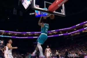 心有灵犀！三球人到球到十分到位 小桥顺下起飞空接背扣！