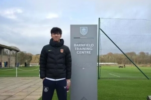 苗原：能力和经验上张家鸣没有优势，被考虑的原因是英语好束缚小