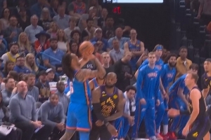 血亏！剩0.6秒詹姆斯被吹三分犯规 杰林·威三罚全中