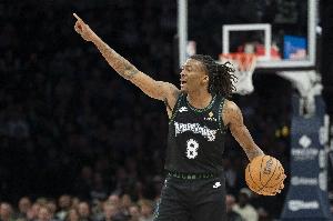 外线哑火！海兰德半场9中3拿到6分3板 三分5中0