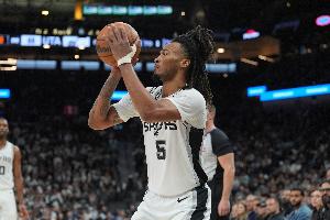 末节10分很强势！卡斯尔15中8拿下20分4板5助 5失误4犯规需控制