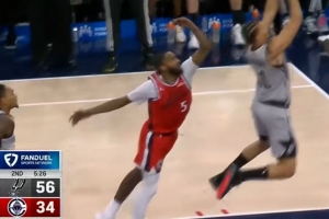 太可怕！卡特·布莱恩特补篮得手 马刺出场球员全部得分&领先22分