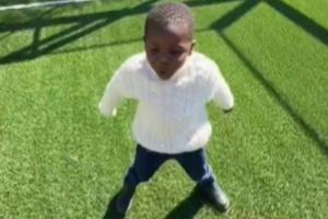 庆祝动作从小抓起！亚马尔教弟弟做C罗的标志性“SIU”庆祝