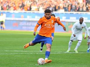 鲁媒：克雷桑缺席泰山队赛前训练，刘洋和谢文能同样没有参加