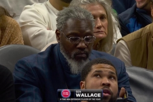 看谁来了！活塞名宿“大本钟”华莱士现场看球 须发皆白难掩威严