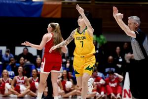 直播吧：邓雨婷预计5月份回国 中国女篮计划招其入队集训