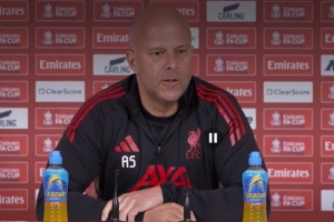 斯洛特：阿利松无法参加对阵巴黎的比赛，他预计赛季末恢复健康