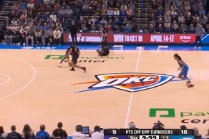 顶不住！布朗尼连续出现失误 雷霆反击将分差拉开到40分以上