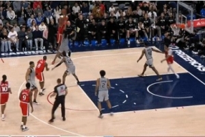 还在追分！伦纳德外线接球迎着卡斯尔强拔命中三分球