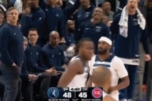 还有油！康利外线开火三分再中 半场不到拿14分已创个人赛季新高