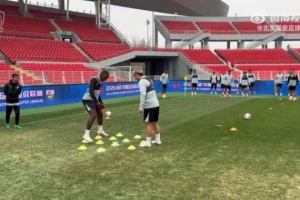 今日训练热身环节—边踢球边下棋