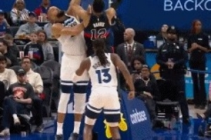 少一员大将！托拜亚斯·哈里斯上篮时撞到膝盖 退出今日比赛