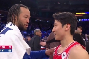 人缘确实可以！布伦森赛后与河村勇辉拥抱交流