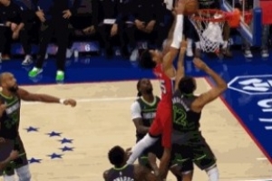 平地起惊雷！恩比德三分球不中 巴洛冲筐隔着李凯尔补扣砸进