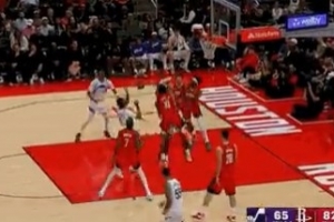 看着挺疼！阿门拼抢击中小史密斯面部 后者神情痛苦被换下场