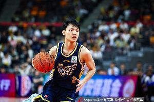 没手感！徐杰空篮不中 半场5中1拿3分4板4助