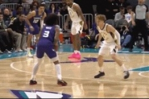 攻防压制！黄蜂开场7分钟三分10中6轰31分 领先步行者20分