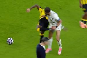 背身撩阴腿迪亚比拼抢中背身精准踢中对手腹股沟，被直红罚下