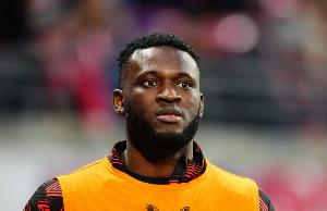 不莱梅主帅：博尼法斯膝盖手术之后胖了，但当传中飞来时这不重要