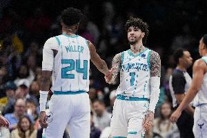 拉梅洛·鲍尔连续22场投进2+三分 打破队友米勒保持的队史纪录