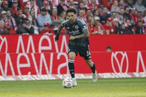 图片报：22岁法兰克福中卫科林斯脚踝韧带严重受伤，赛季报销