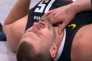 缓一缓！凯尔登上篮时左手无意打到约基奇脖子位置 后者很难受