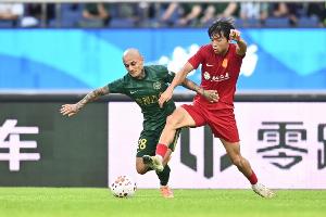 防到心态炸裂！22岁李镇全锁死米特里策，两度被薅头发让后者染红