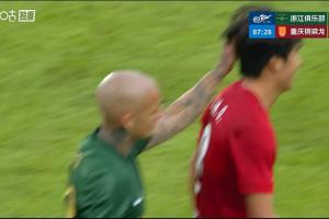 拉拽头发染红！热议米特里策：不得红牌不罢休啊；很可能面临追罚