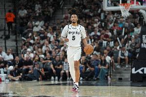 拼到最后！卡斯尔18中9&三分4中0拿到20分5板9助 加时6犯离场