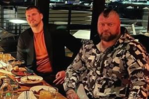 试试就逝世？球迷嘲笑约基奇 被身后的约基奇哥哥当场教训